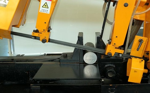 玉山数控带锯床自动送料精度会出现偏差吗？